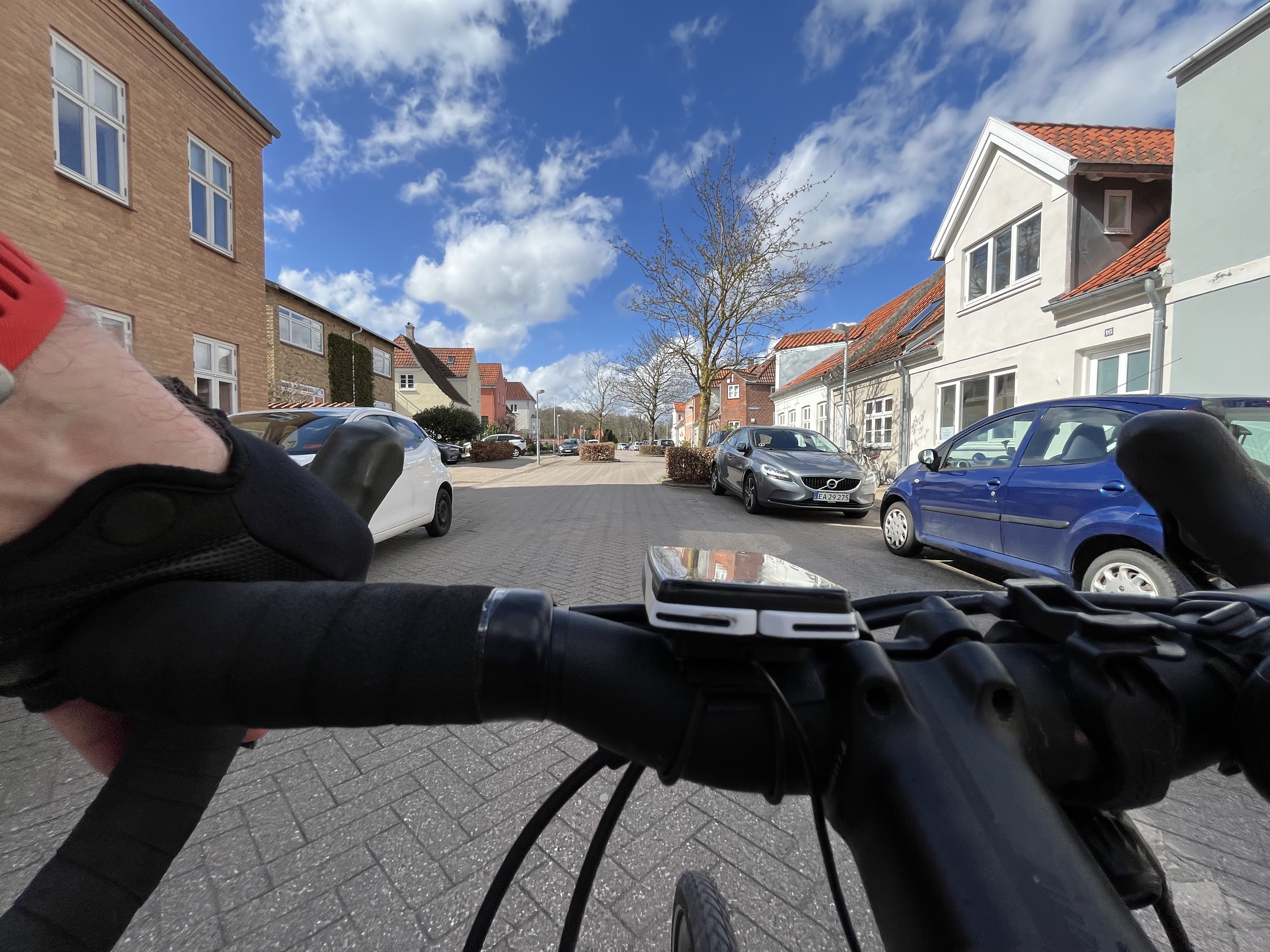 Kongebrovej På Kongebrovej er der lavet et forløb af vejen som sikre langsom hastighed af køretøjer: vejbelægning, chikaner og beplantning. I forbindelse med chikanerne er der lavet en lille ”lomme” for cyklister, så cyklende ikke skal i konflikt med biler der er på vej igennem chikanerne. Pga. parkerede biler er disse ”lommer” ofte blokerede. Det gør at en eller stille og god vej bliver småfarligt at færdes.